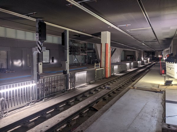Der unfertige Straßenbahntunnel. Es ist noch deutlich zu sehen, dass hier noch gebaut wird.