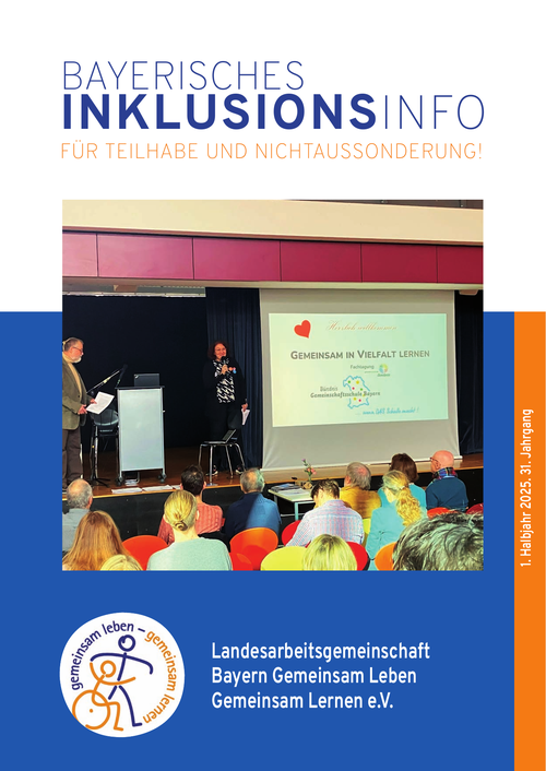 Die Titleseite des Bayerischen Inklusionsinfos. Ganz oben ist der Titel "Bayersiches Inklusionsinfo - Für Teilhabe und Nichtaussonderung!". Im Zentrum ist das Titelbild zu sehen, darauf ist eine Bühne zusehen auf der gerade ein Präsentation stattfindet.