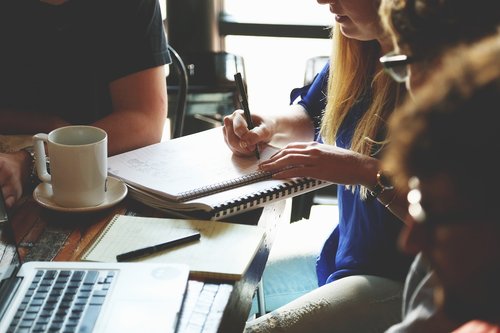 Ein Meeting mit mehreren Personen