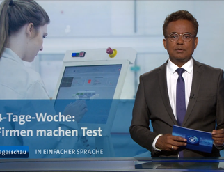 Der Tagesschau Moderator trägt die Nachrichten in einfacher Sprache vor.